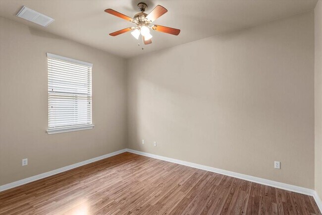 Building Photo - 2041 Livonia Dr