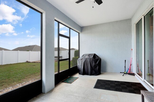 Building Photo - Gorgeous 4/3 in Newberry Corners