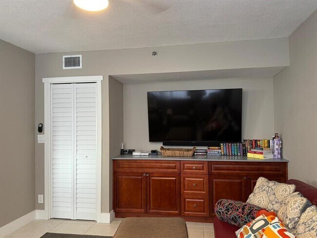 Building Photo - 3510 Oaks Way