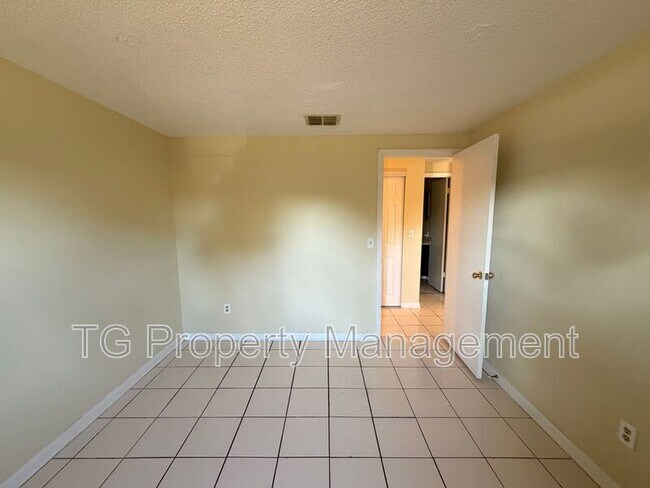 Building Photo - 7045 Prellie St