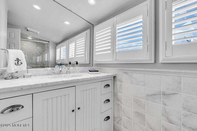 Building Photo - 1648 Center St