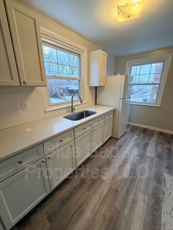 Building Photo - 15 King Ave