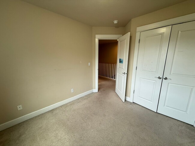Building Photo - 3 Bedroom Home for Rent in Hood River