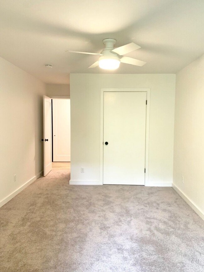 Building Photo - Beautiful 2 Bedroom Two Mile Creek Condo ; Remodeled and Updated right next to Rayback