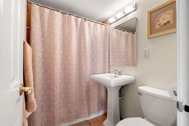 Building Photo - 2 Hawthorne Pl