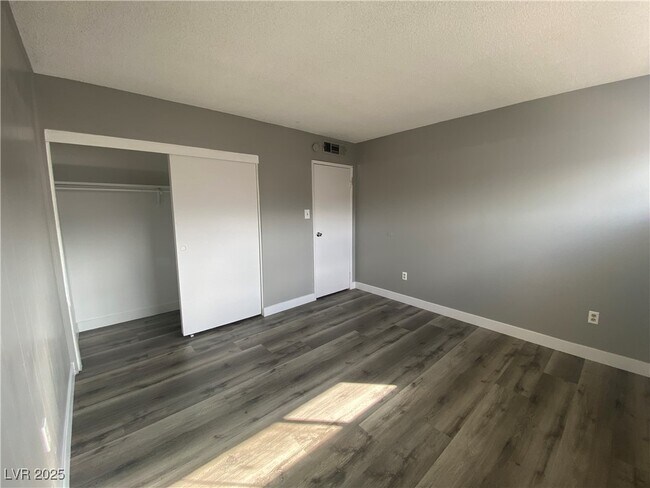 Building Photo - 1089 E Desert Inn Rd
