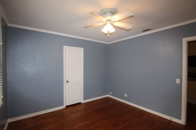 Building Photo - 3 Bedroom, 1.5 Bath Home in Central Tyler!
