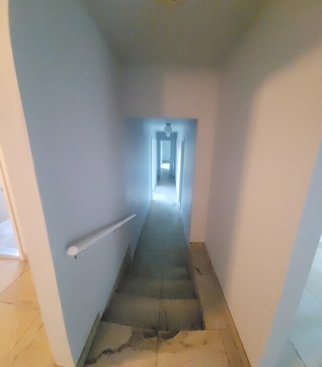 Building Photo - 711 E 7th Ave