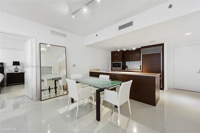 Building Photo - 2 br, 2 bath Condo - 475 Brickell Ave Apt ...
