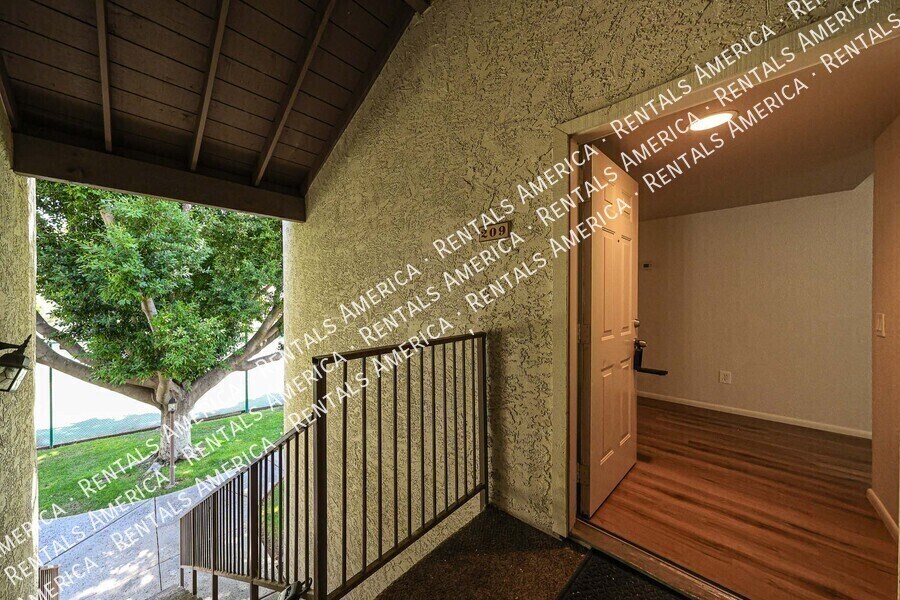 Building Photo - 2146 W Isabella Ave