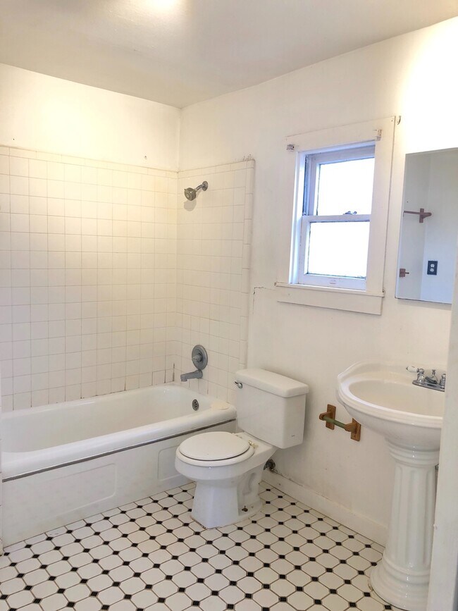 Building Photo - Pre-Leasing - 1 bed 1 bath Near Texas Tech!