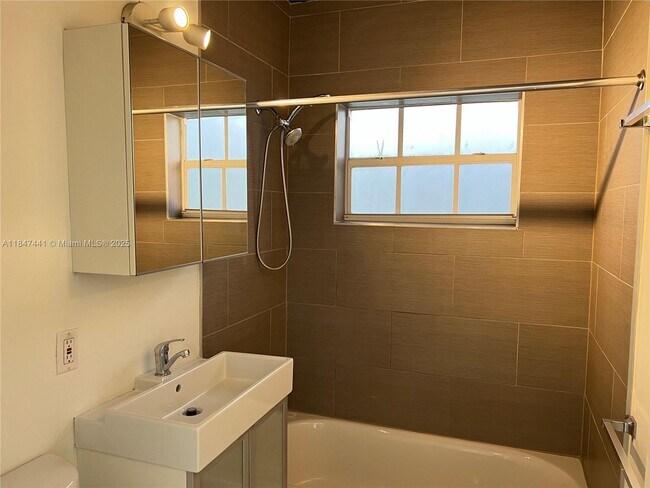 Building Photo - 1222 SW 30th Ct