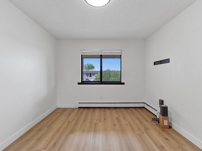 Building Photo - Remodeled 2 Bedroom, 1 Bathroom Apartment- Close to shopping!