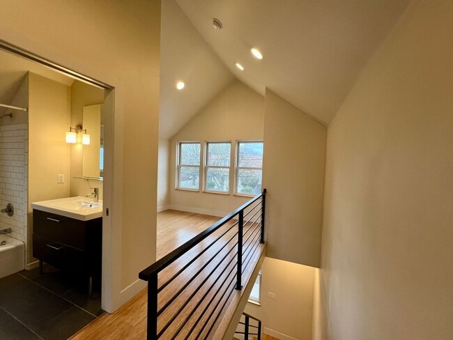 Building Photo - Spacious Two-Story 1 Bedroom, 1 Bathroom U...