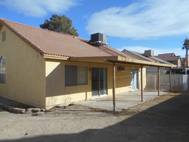 Building Photo - 1 story SFR with 3 bedrooms, 2 bathrooms a...