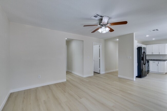 Building Photo - Stunning 3 Bedroom, 2.5 Bathroom Home in E...