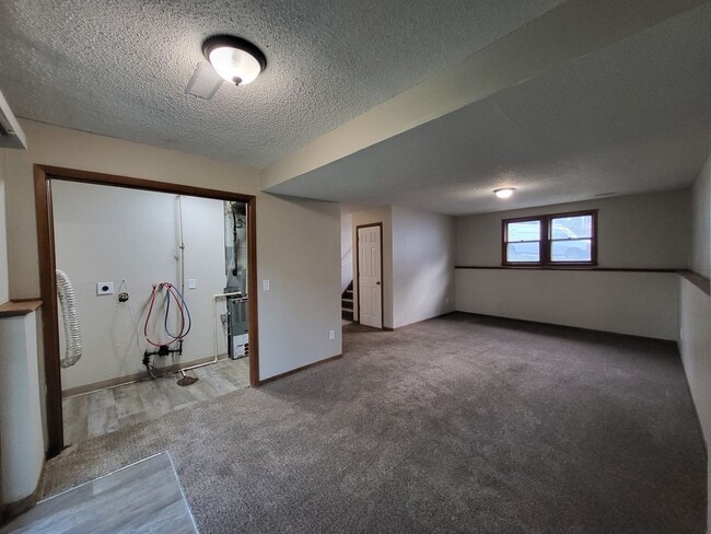 Building Photo - Spacious 4 bedroom home!