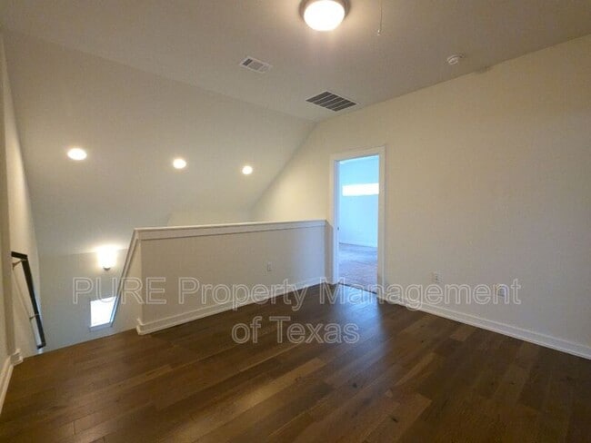 Building Photo - 6800 Menchaca Rd