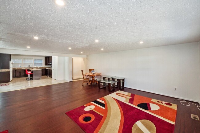 Building Photo - This beautiful well kept single-family hom...