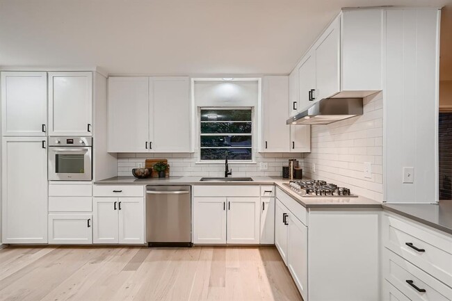 Building Photo - 5325 Western Hills Dr