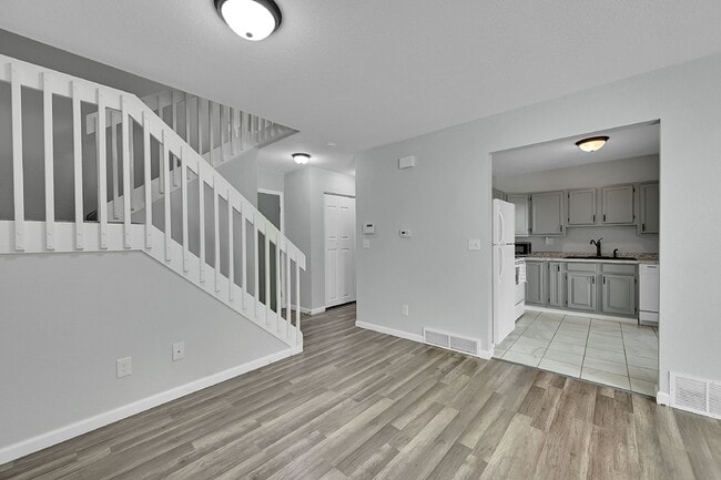 Building Photo - 3 Bed/1.5 Bath - Townhome in Colorado Spri...