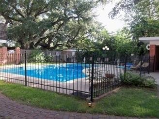 Pool - Royal Oaks Apartments