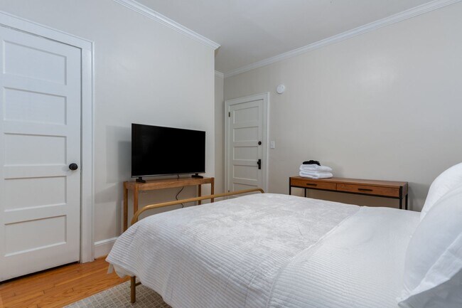 Building Photo - Leasing Now! - Charming 3-Bed, 2-Bath Stone Cottage in Shandon/Wales Garden - Walk to 5 Points!