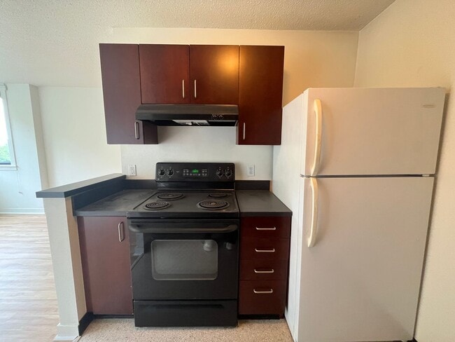 Building Photo - 1Bd/1Ba Home in Goose Hollow neighborhood ~ Secured Garage Parking and Additional Storage Unit!!!