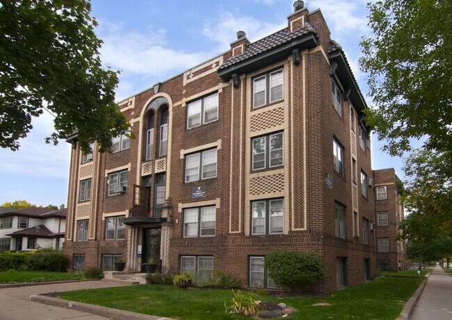 Building Photo - 2600 Pleasant