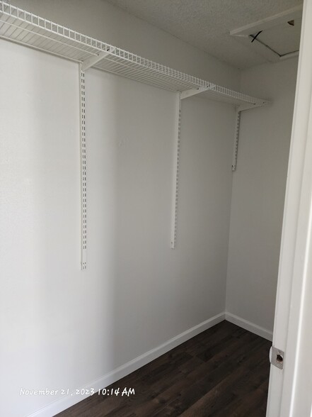 Large Walk in closet - 3919 Fairmont Pky