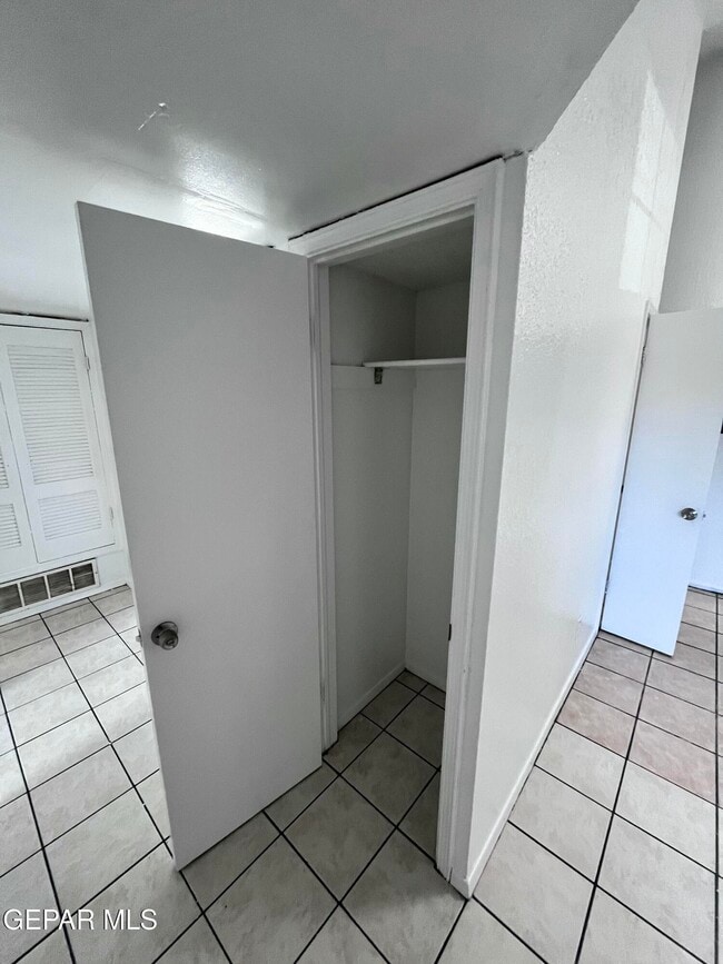 Building Photo - 5524 Oakbriar Cir