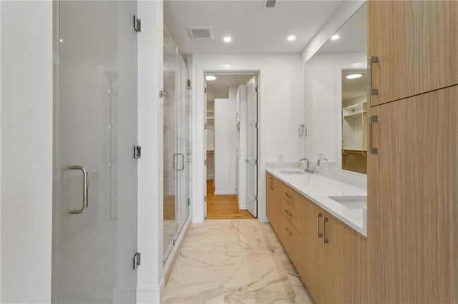 Building Photo - 2425 Peachtree Rd NE
