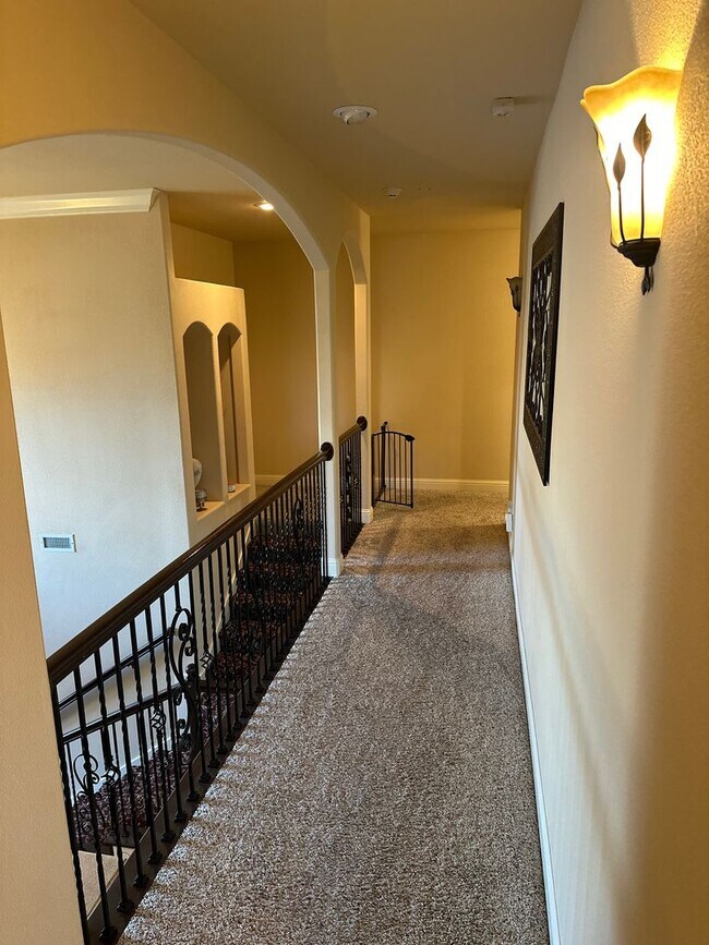 Building Photo - Available March 1st!  Modern 5-Bedroom 4-Bathroom Home in SW Bentonville