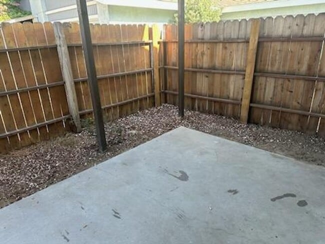 Building Photo - Clean 2 Bedroom / 1 Bathroom Apartment For Lease - Front Unit