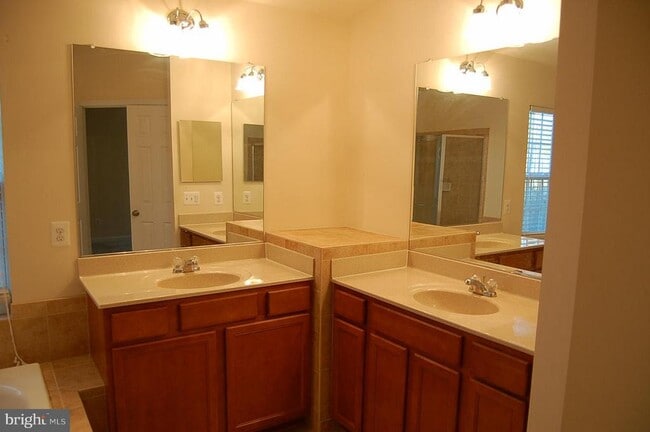 Building Photo - 12699 Lakeside Ct