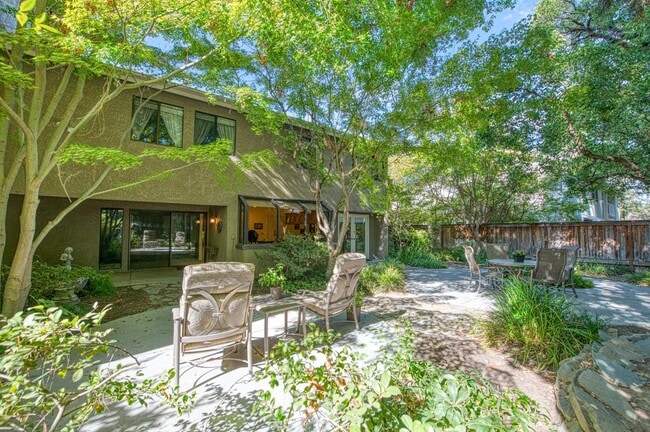 Building Photo - 2727 W Bluff Ave