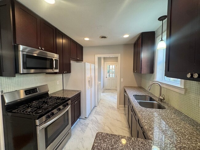 Building Photo - Adorable Home