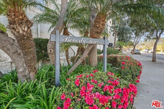 Building Photo - 1115 S Elm Dr