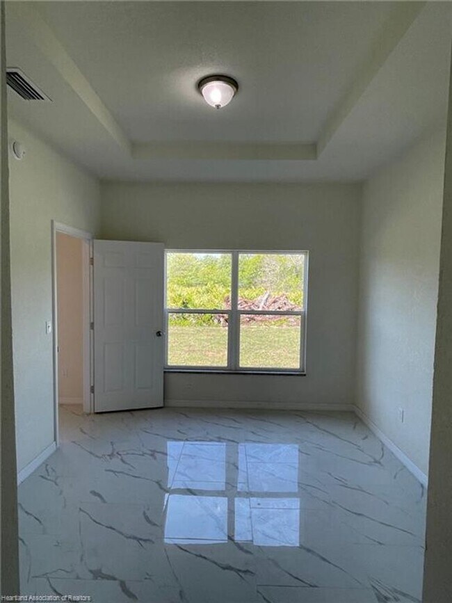 Building Photo - Large 4 Bedroom 2 bath-Lake Placid