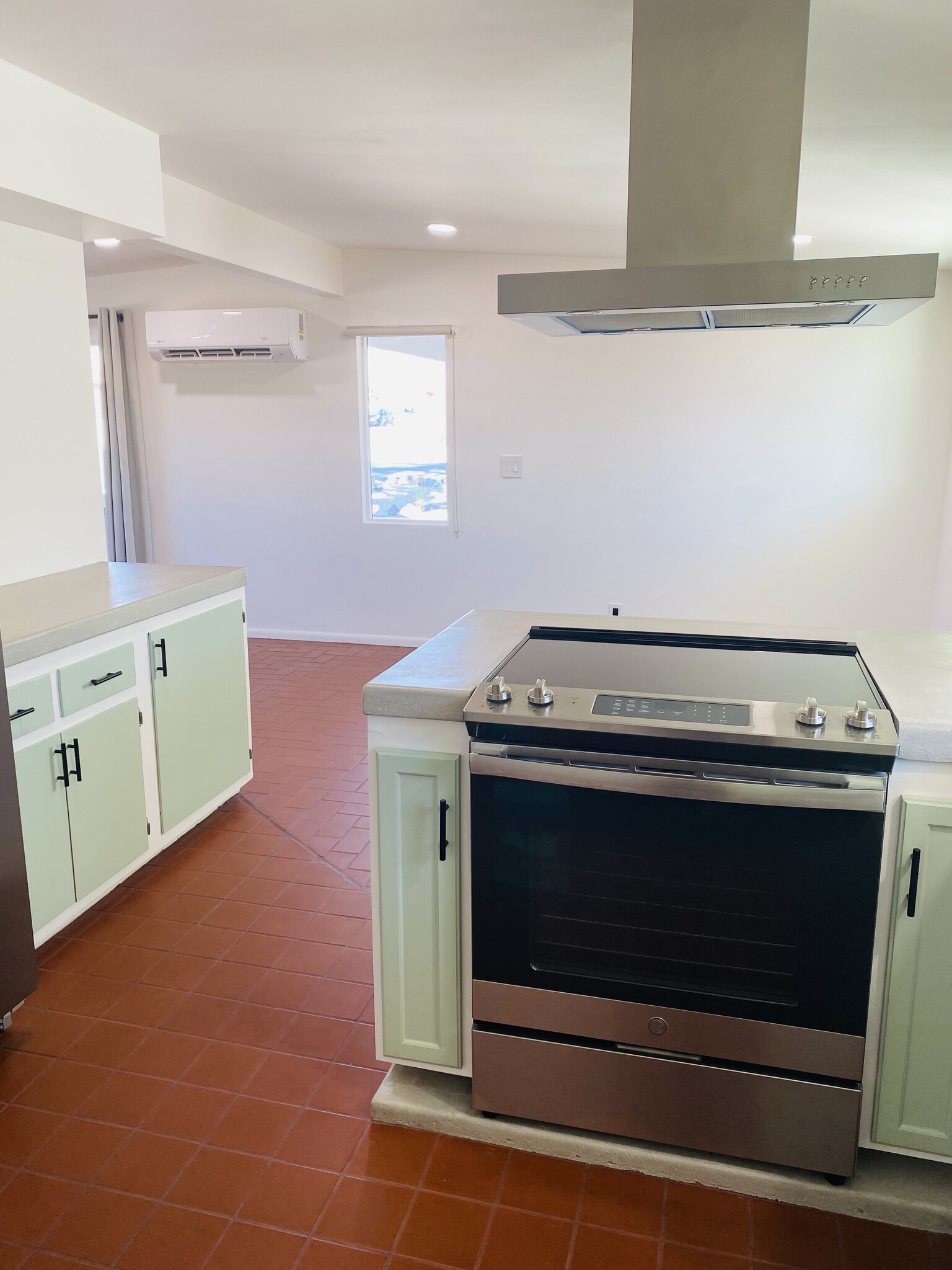 Brand New 7--cfm vent hood and electric GE oven - 6393 Desert Queen Ave