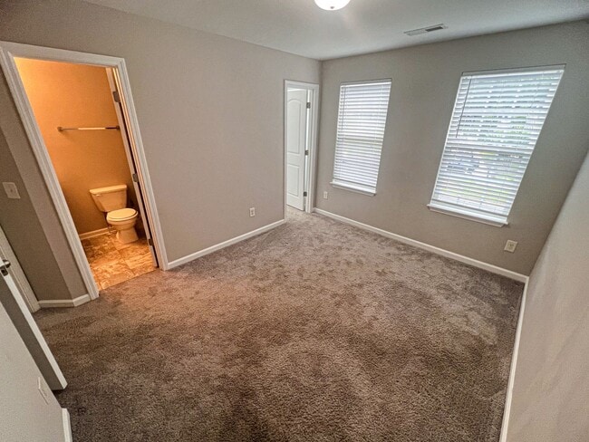 Building Photo - Lovely 2 bedroom 2 1/2 bathroom Townhome in Northeast Greensboro!