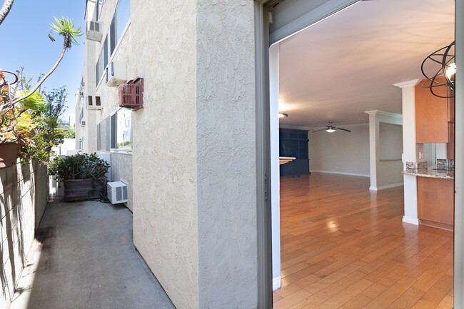 Building Photo - 530 S Barrington Ave
