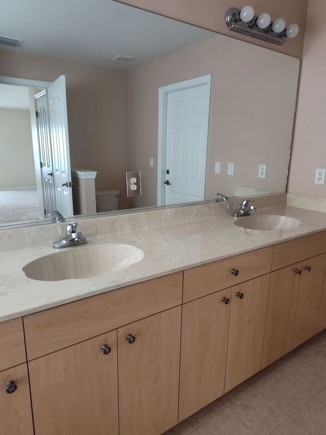 Building Photo - Inviting 3 Bedroom, 2 Bath Home in Desirab...