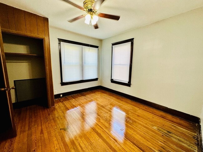 Building Photo - Adorable 2 bedroom home with two living ar...