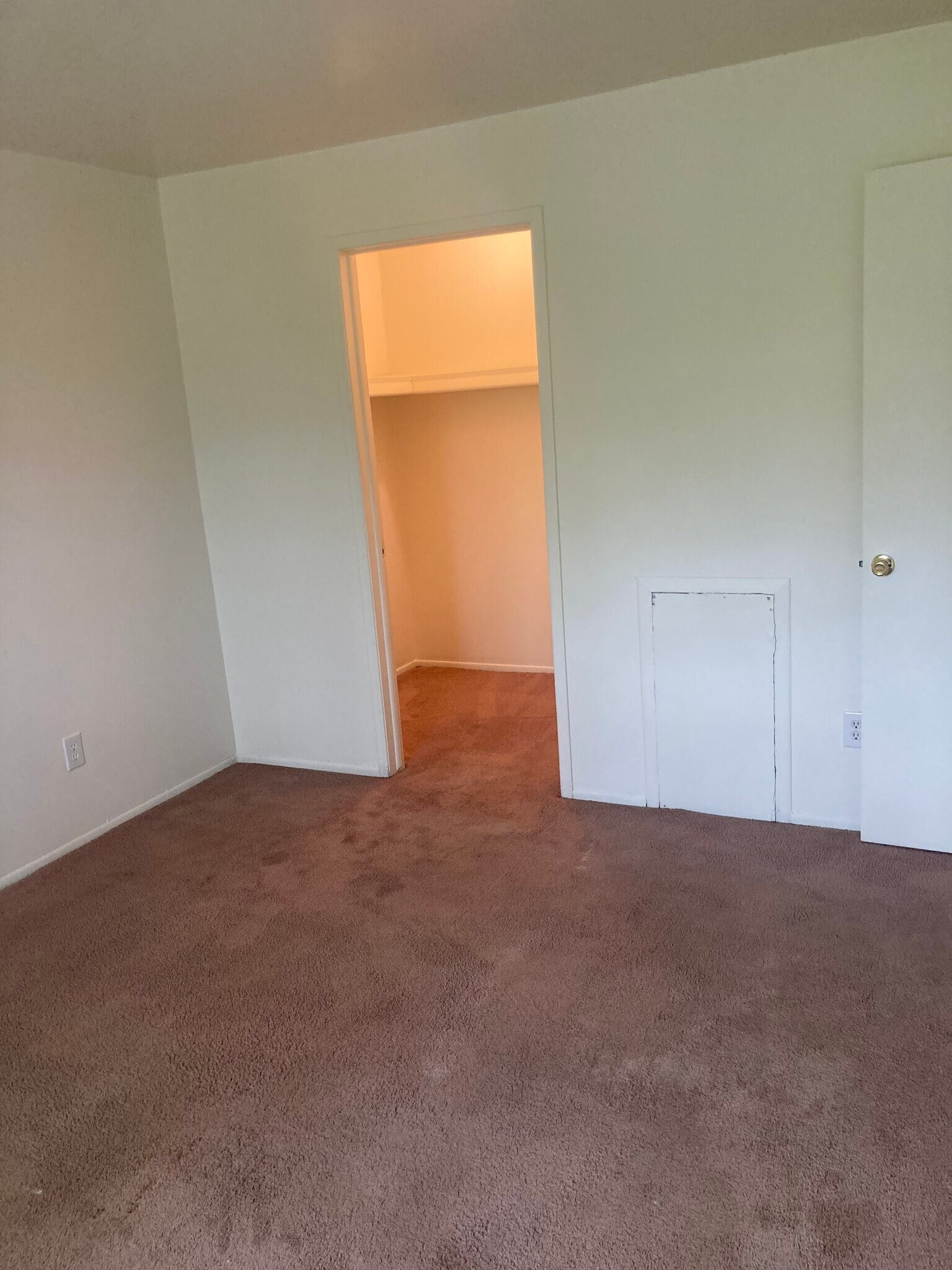 Building Photo - 21640 Hillside Dr