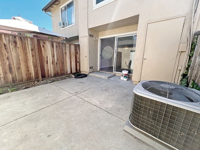 Building Photo - Move-in ready Evergreen townhome with private backyard, detached 2-car garage, and great communit...