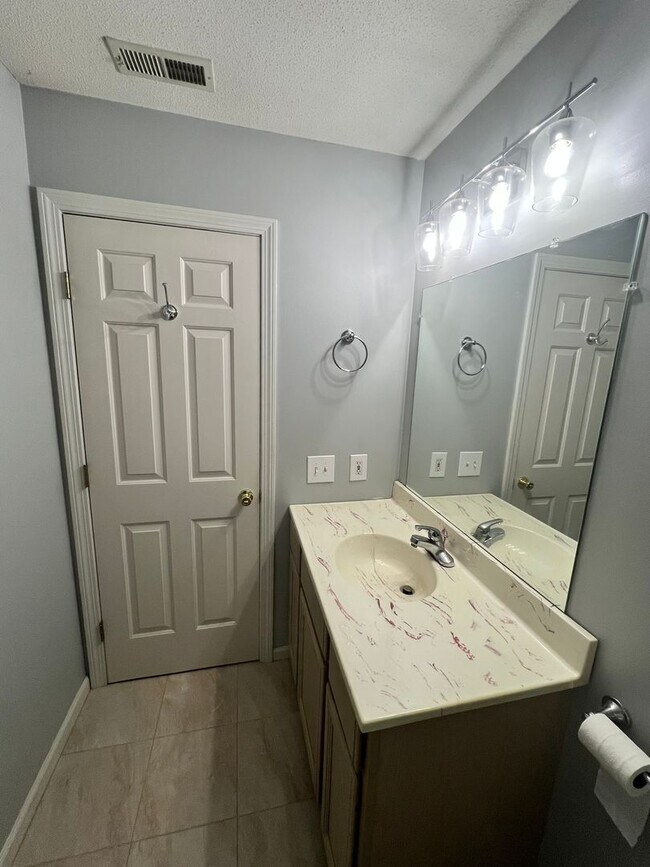 Building Photo - Beautiful Two Bedroom, Two Bath Condo in Ludlow. Available Now!