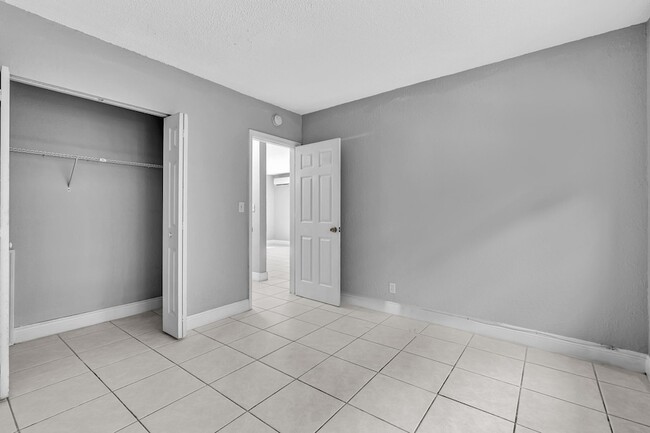 Building Photo - 626 SW 14th Ave