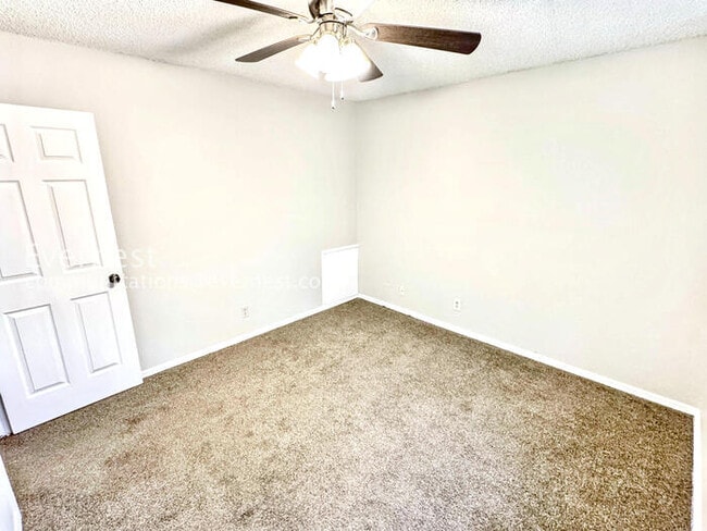 Building Photo - 1756 S Pine Ave