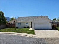 Building Photo - 3 bed 2 bath single level Home, Pet friendly